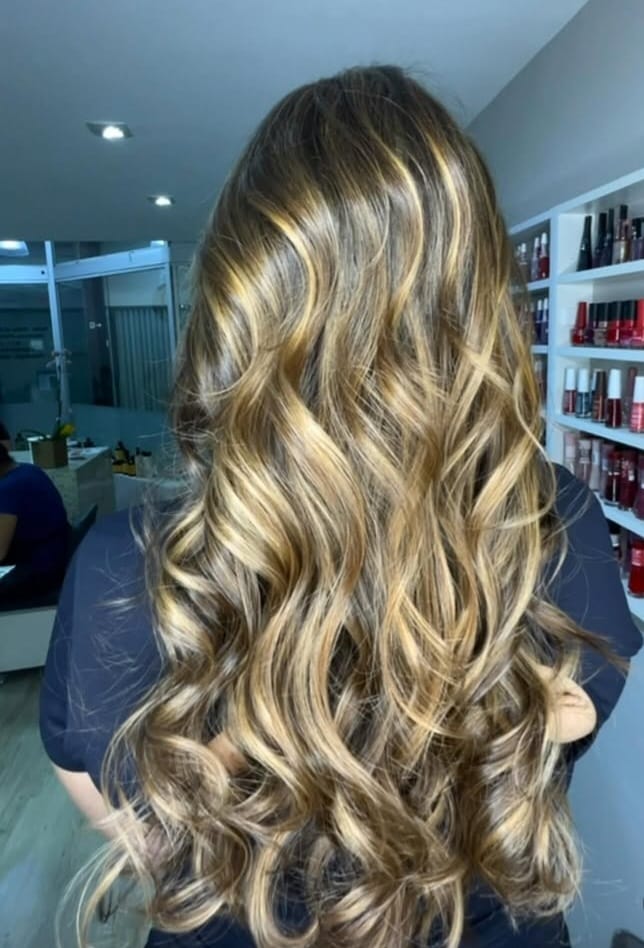 Cabelo loiro iluminado com ondas feitas no NUDE