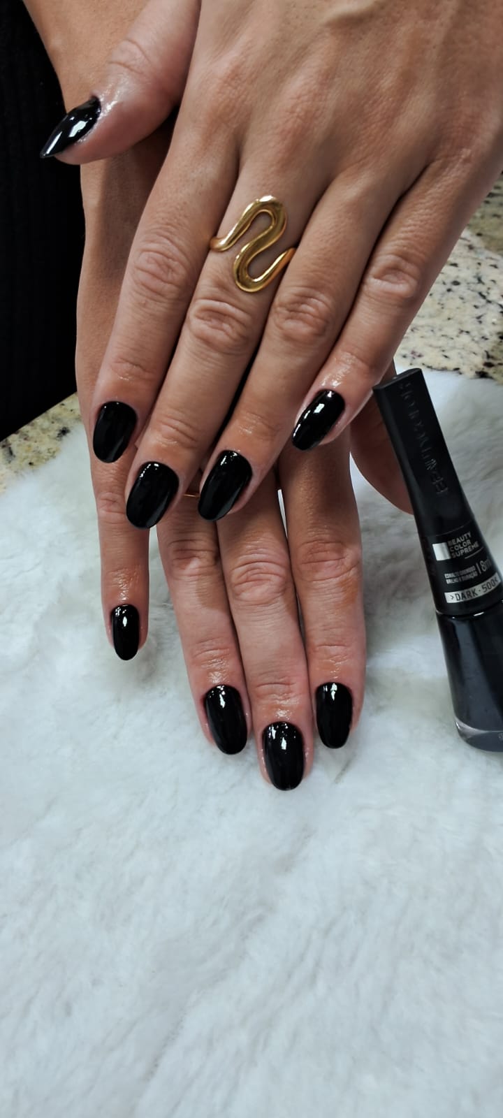 Unhas pretas impecáveis com acabamento brilhante